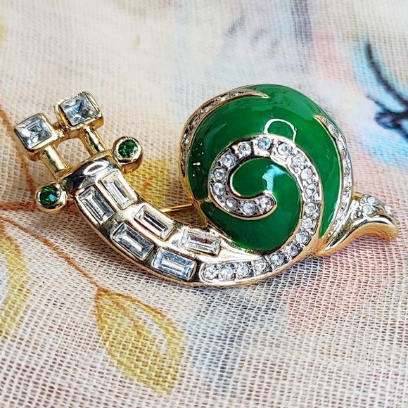 Unsigned Jomaz Mazer Vintage Gold Tone Green Enameled Rhinestone Snail Brooch - Picture 2 of 7